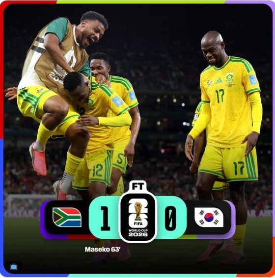 Jugadores de la Selección de Sudáfrica celebran el gol de Thapelo Maseko en la victoria 1-0 sobre Corea del Sur durante la fase de grupos de la Copa Mundial de la FIFA 2026. El triunfo aseguró la primera clasificación de los Bafana Bafana a la fase de eliminación directa de un Mundial.