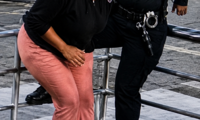 Agente policial y una joven conversan segundos antes de un disparo accidental ocurrido en Caracas, Venezuela, captado por cámaras de seguridad.