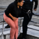 Agente policial y una joven conversan segundos antes de un disparo accidental ocurrido en Caracas, Venezuela, captado por cámaras de seguridad.
