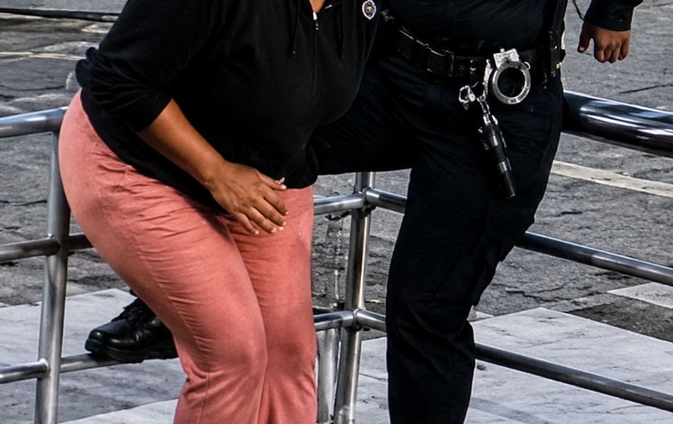 Agente policial y una joven conversan segundos antes de un disparo accidental ocurrido en Caracas, Venezuela, captado por cámaras de seguridad.