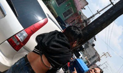 Mujer confronta a un joven en vía pública durante un incidente viral relacionado con un presunto robo en Nezahualcóyotl, Estado de México.