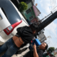 Mujer confronta a un joven en vía pública durante un incidente viral relacionado con un presunto robo en Nezahualcóyotl, Estado de México.