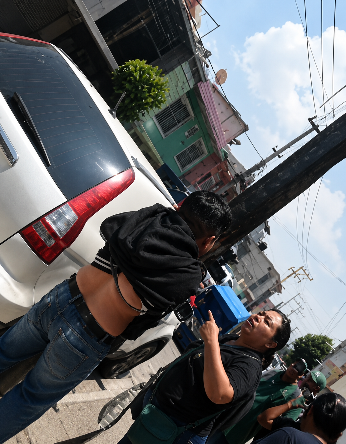 Mujer confronta a un joven en vía pública durante un incidente viral relacionado con un presunto robo en Nezahualcóyotl, Estado de México.