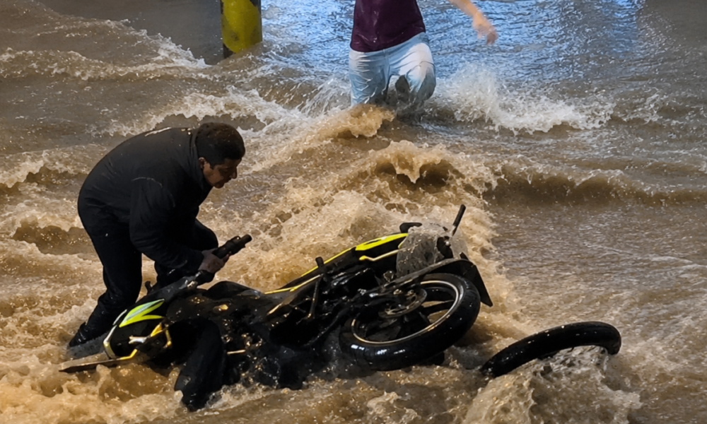 Motocicleta atrapada por inundación durante fuerte tormenta registrada en Atlixco la noche del 1 de junio de 2026.