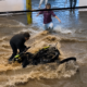 Motocicleta atrapada por inundación durante fuerte tormenta registrada en Atlixco la noche del 1 de junio de 2026.