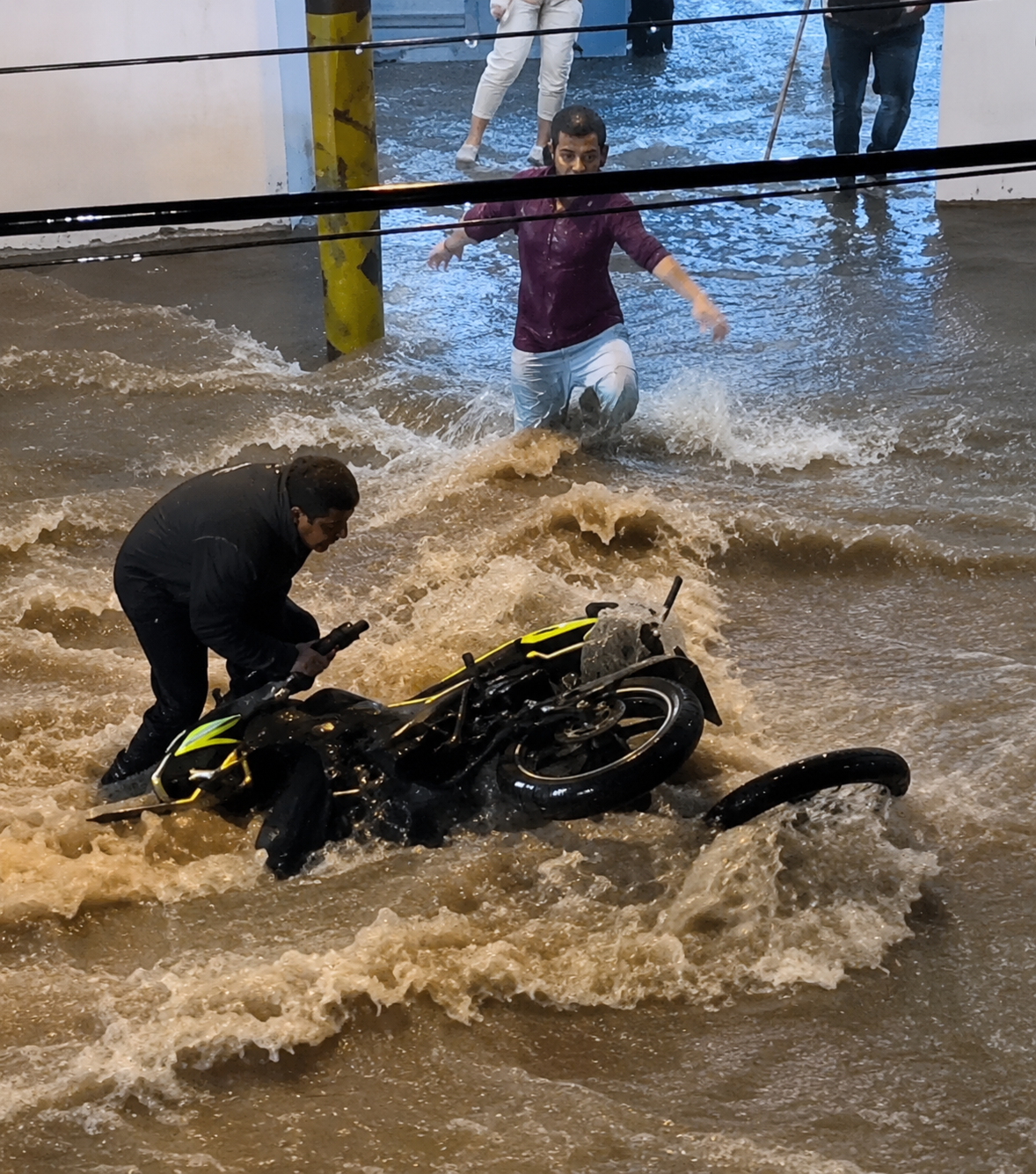 Motocicleta atrapada por inundación durante fuerte tormenta registrada en Atlixco la noche del 1 de junio de 2026.