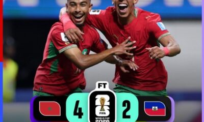 Jugadores de la Selección de Marruecos celebran la victoria 4-2 sobre Haití durante la fase de grupos de la Copa Mundial de la FIFA 2026. El triunfo aseguró la clasificación de los Leones del Atlas a los dieciseisavos de final tras una destacada remontada.