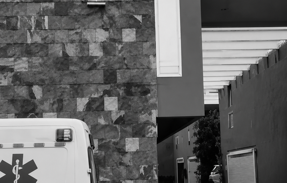 Exterior de un motel en Puebla donde autoridades realizaron diligencias tras el hallazgo de un feto en una habitación, caso investigado por la Fiscalía.