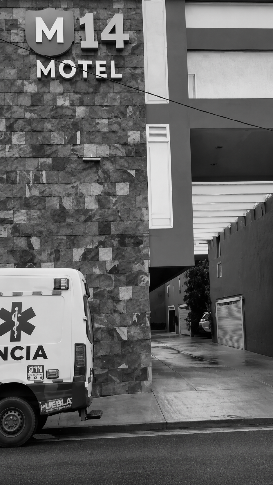 Exterior de un motel en Puebla donde autoridades realizaron diligencias tras el hallazgo de un feto en una habitación, caso investigado por la Fiscalía.