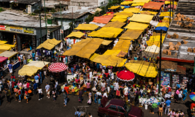 Vista aérea del Tianguis Regional de Atlixco durante una jornada comercial.