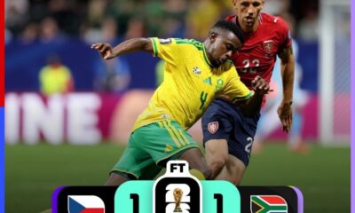 Futbolistas de República Checa y Sudáfrica disputan el balón durante el empate 1-1 en la fase de grupos del Mundial FIFA 2026.