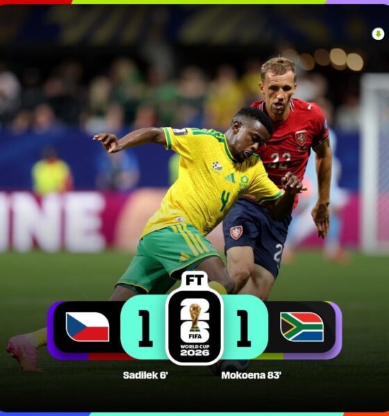 Futbolistas de República Checa y Sudáfrica disputan el balón durante el empate 1-1 en la fase de grupos del Mundial FIFA 2026.