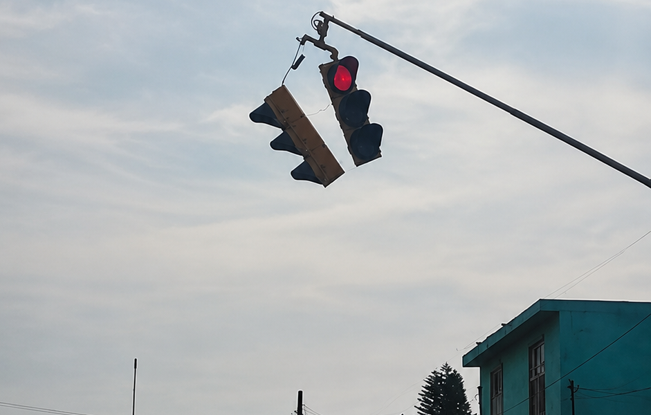 Semáforo con aparente inclinación reportado por ciudadanos en Boulevard Moreno Valle de Atlixco.