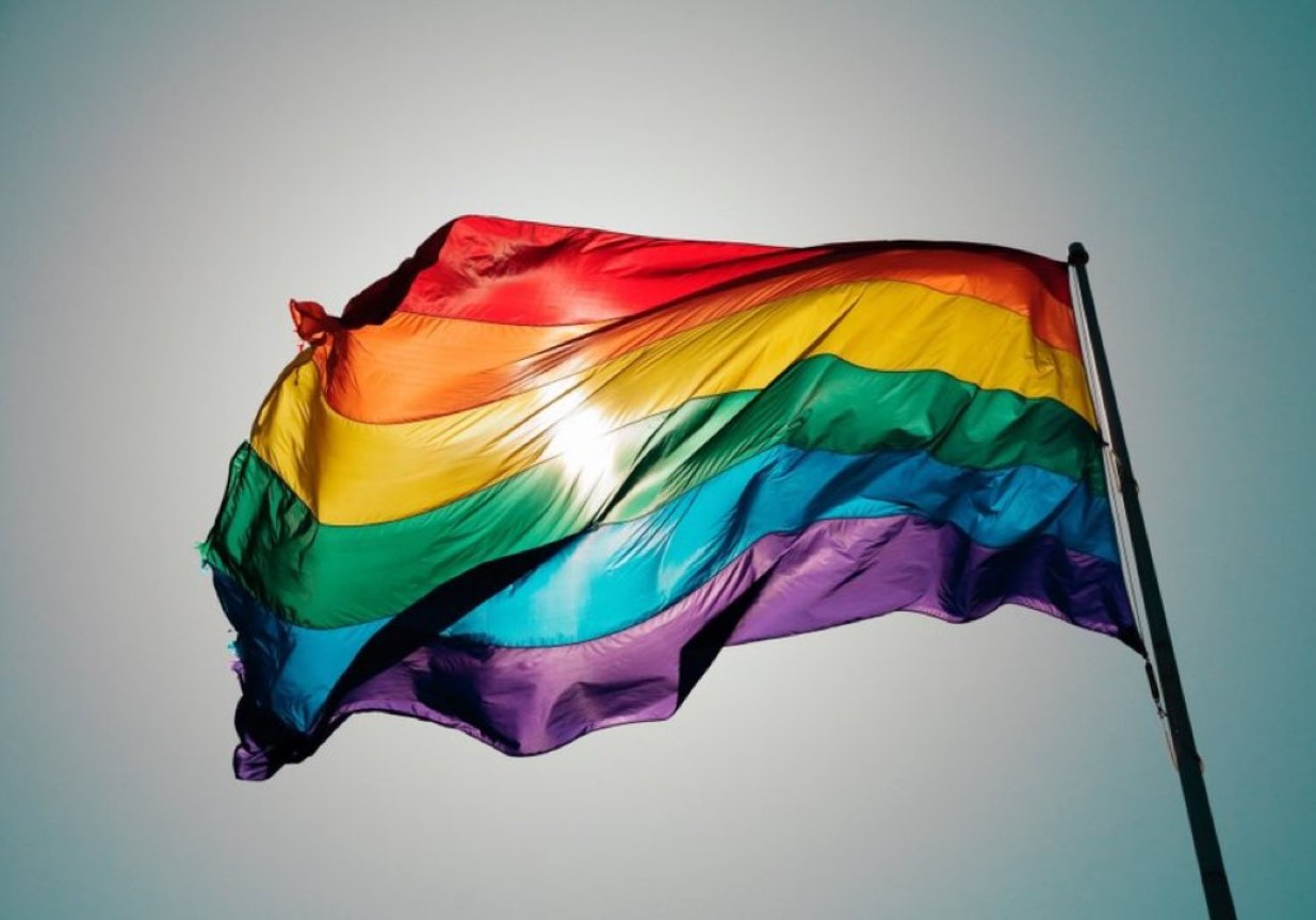 Bandera arcoíris ondeando durante el inicio del Mes del Orgullo LGBTQ+.