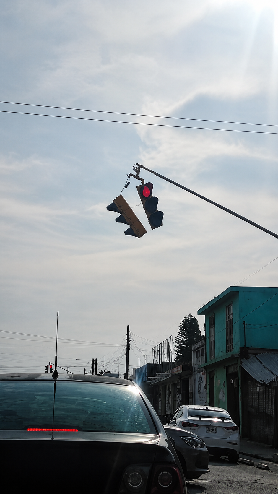 Semáforo con aparente inclinación reportado por ciudadanos en Boulevard Moreno Valle de Atlixco.