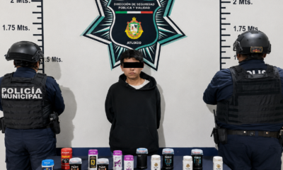 Elementos de la Secretaría de Seguridad Ciudadana de Atlixco presentan a un hombre detenido por su probable participación en un robo a comercio, junto con 13 desodorantes recuperados durante un operativo realizado en una tienda de autoservicio de la colonia Revolución.