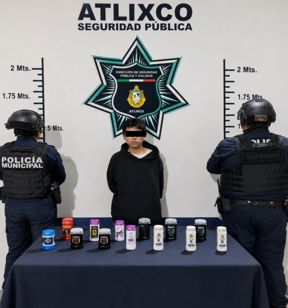 Elementos de la Secretaría de Seguridad Ciudadana de Atlixco presentan a un hombre detenido por su probable participación en un robo a comercio, junto con 13 desodorantes recuperados durante un operativo realizado en una tienda de autoservicio de la colonia Revolución.