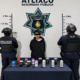 Elementos de la Secretaría de Seguridad Ciudadana de Atlixco presentan a un hombre detenido por su probable participación en un robo a comercio, junto con 13 desodorantes recuperados durante un operativo realizado en una tienda de autoservicio de la colonia Revolución.