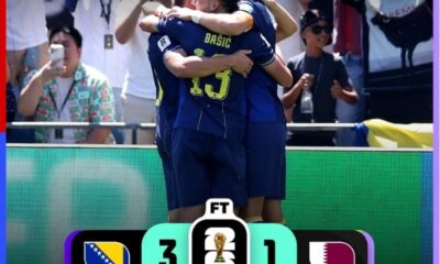 Jugadores de la Selección de Bosnia y Herzegovina celebran la victoria 3-1 sobre Qatar durante la fase de grupos de la Copa Mundial de la FIFA 2026. El triunfo acercó al conjunto europeo a la fase de eliminación directa y fortaleció sus aspiraciones mundialistas.