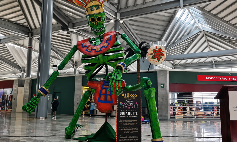 Catrina Futbolera monumental de Atlixco instalada en el Aeropuerto Internacional Felipe Ángeles para recibir turistas del Mundial FIFA 2026.