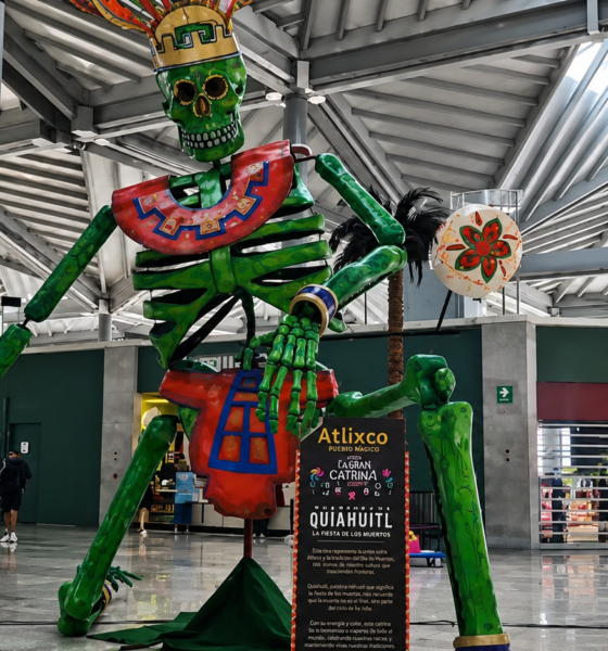 Catrina Futbolera monumental de Atlixco instalada en el Aeropuerto Internacional Felipe Ángeles para recibir turistas del Mundial FIFA 2026.
