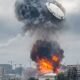 Columna de humo y explosión tras un presunto ataque con drones contra una refinería de petróleo en Moscú.