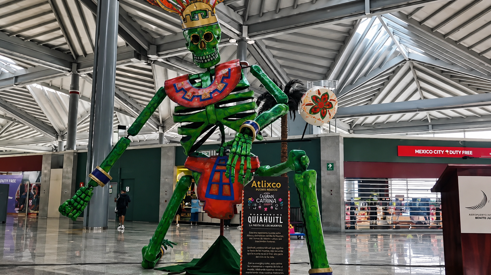 Catrina Futbolera monumental de Atlixco instalada en el Aeropuerto Internacional Felipe Ángeles para recibir turistas del Mundial FIFA 2026.