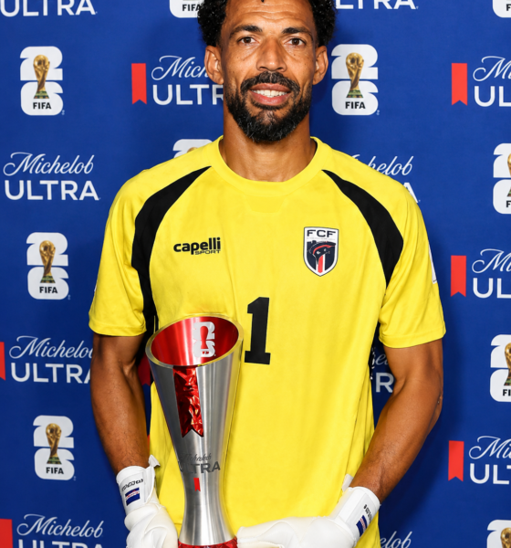 Vozinha, portero de Cabo Verde, posa con el reconocimiento de Hombre del Partido tras el empate frente a España en el Mundial 2026.