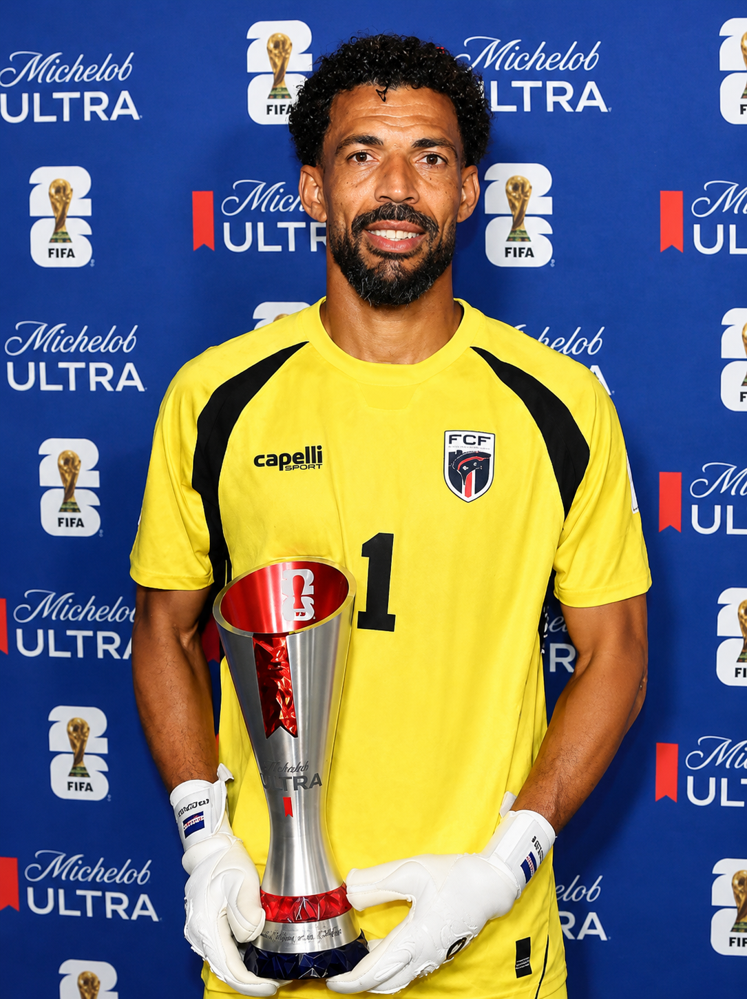 Vozinha, portero de Cabo Verde, posa con el reconocimiento de Hombre del Partido tras el empate frente a España en el Mundial 2026.