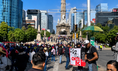 Integrantes de la CNTE marchan desde el Ángel de la Independencia rumbo al Zócalo de la Ciudad de México.