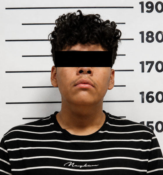 Fotografía de un joven detenido por autoridades tras una investigación relacionada con delitos cometidos mediante plataformas digitales.