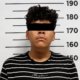 Fotografía de un joven detenido por autoridades tras una investigación relacionada con delitos cometidos mediante plataformas digitales.