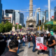Integrantes de la CNTE marchan desde el Ángel de la Independencia rumbo al Zócalo de la Ciudad de México.