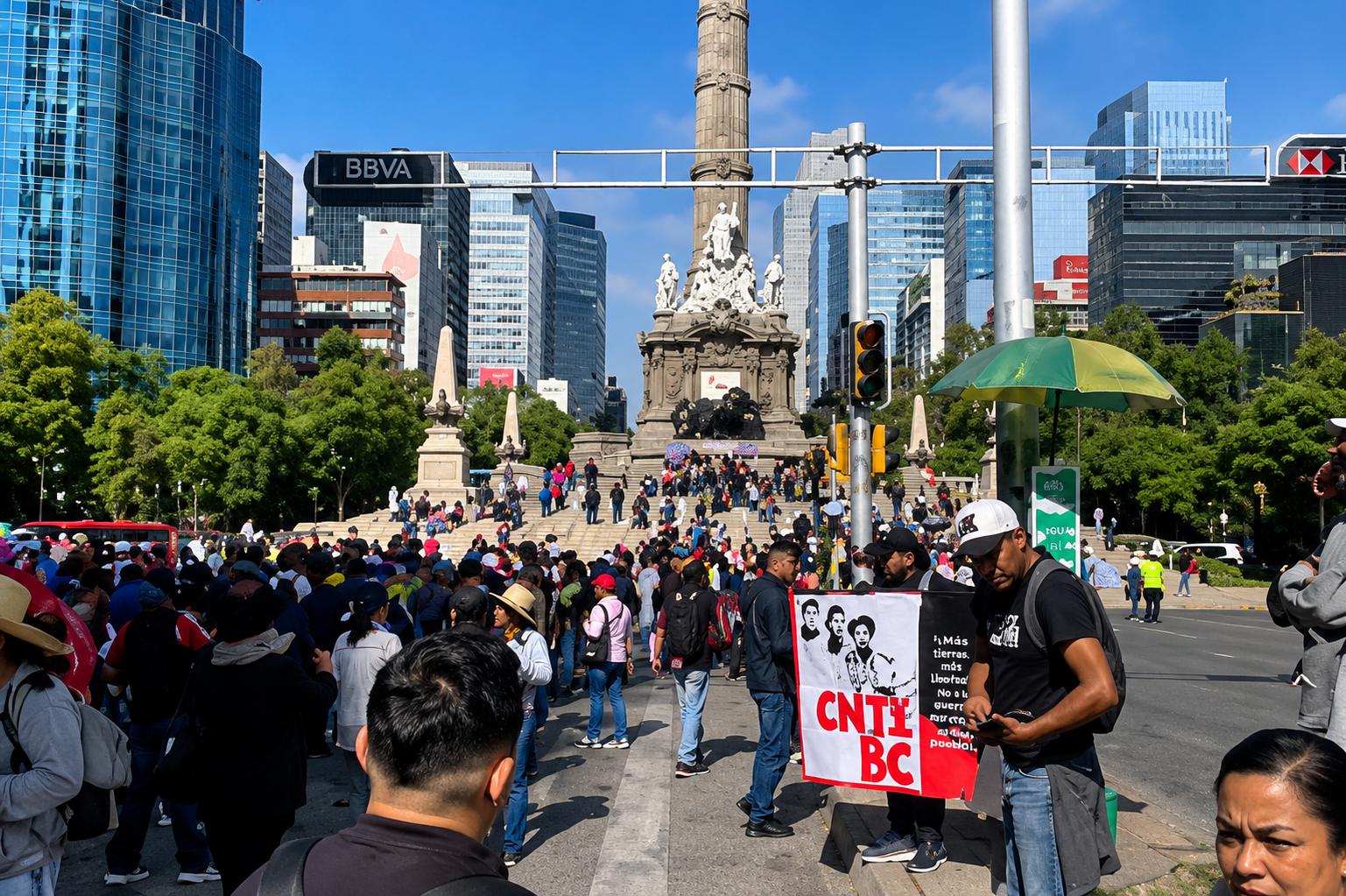 Integrantes de la CNTE marchan desde el Ángel de la Independencia rumbo al Zócalo de la Ciudad de México.