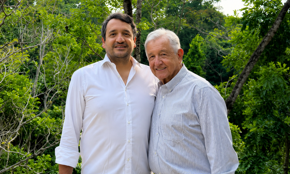 Andrés Manuel López Beltrán junto al expresidente Andrés Manuel López Obrador durante una aparición pública relacionada con Morena.