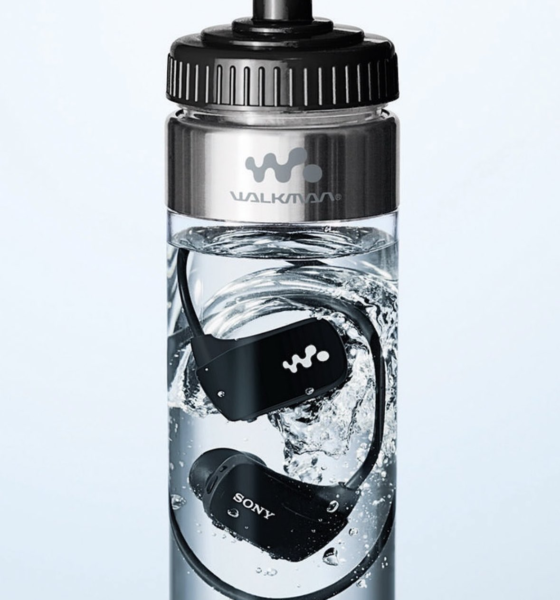Botellas transparentes utilizadas por Sony para exhibir y vender reproductores Walkman resistentes al agua durante una campaña de marketing experiencial lanzada en Nueva Zelanda en 2014.