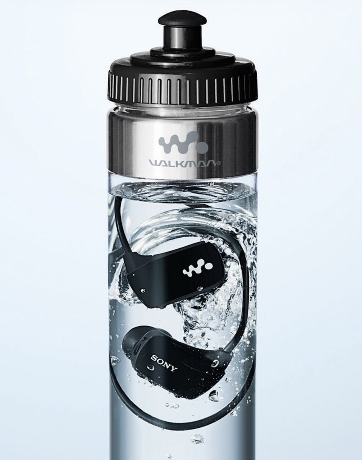 Botellas transparentes utilizadas por Sony para exhibir y vender reproductores Walkman resistentes al agua durante una campaña de marketing experiencial lanzada en Nueva Zelanda en 2014.