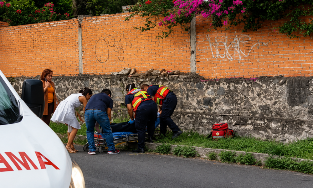 Paramédicos atienden a un conductor lesionado tras un accidente vehicular registrado en la colonia Francisco I. Madero de Atlixco, Puebla, presuntamente relacionado con exceso de velocidad y consumo de alcohol.