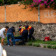 Paramédicos atienden a un conductor lesionado tras un accidente vehicular registrado en la colonia Francisco I. Madero de Atlixco, Puebla, presuntamente relacionado con exceso de velocidad y consumo de alcohol.