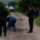 Elementos policiales y personal de investigación resguardan la zona donde fueron localizados tres hombres sin vida en Santa Lucía Cosamaloapan, Atlixco.