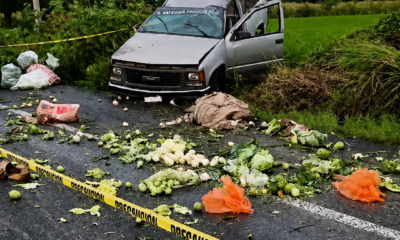Camioneta volcada con carga de verduras sobre la carretera Atlixco–Izúcar de Matamoros tras un accidente que dejó una mujer fallecida y varios lesionados.