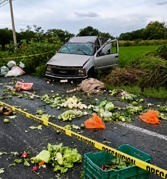 Camioneta volcada con carga de verduras sobre la carretera Atlixco–Izúcar de Matamoros tras un accidente que dejó una mujer fallecida y varios lesionados.