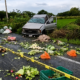 Camioneta volcada con carga de verduras sobre la carretera Atlixco–Izúcar de Matamoros tras un accidente que dejó una mujer fallecida y varios lesionados.