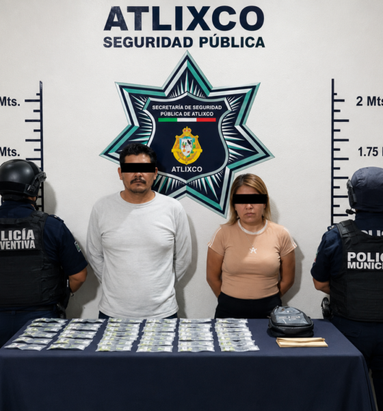 Elementos de la Secretaría de Seguridad Ciudadana de Atlixco presentan a dos personas detenidas por presunta falsificación de moneda junto con billetes asegurados.
