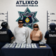 Elementos de la Secretaría de Seguridad Ciudadana de Atlixco presentan a dos personas detenidas por presunta falsificación de moneda junto con billetes asegurados.