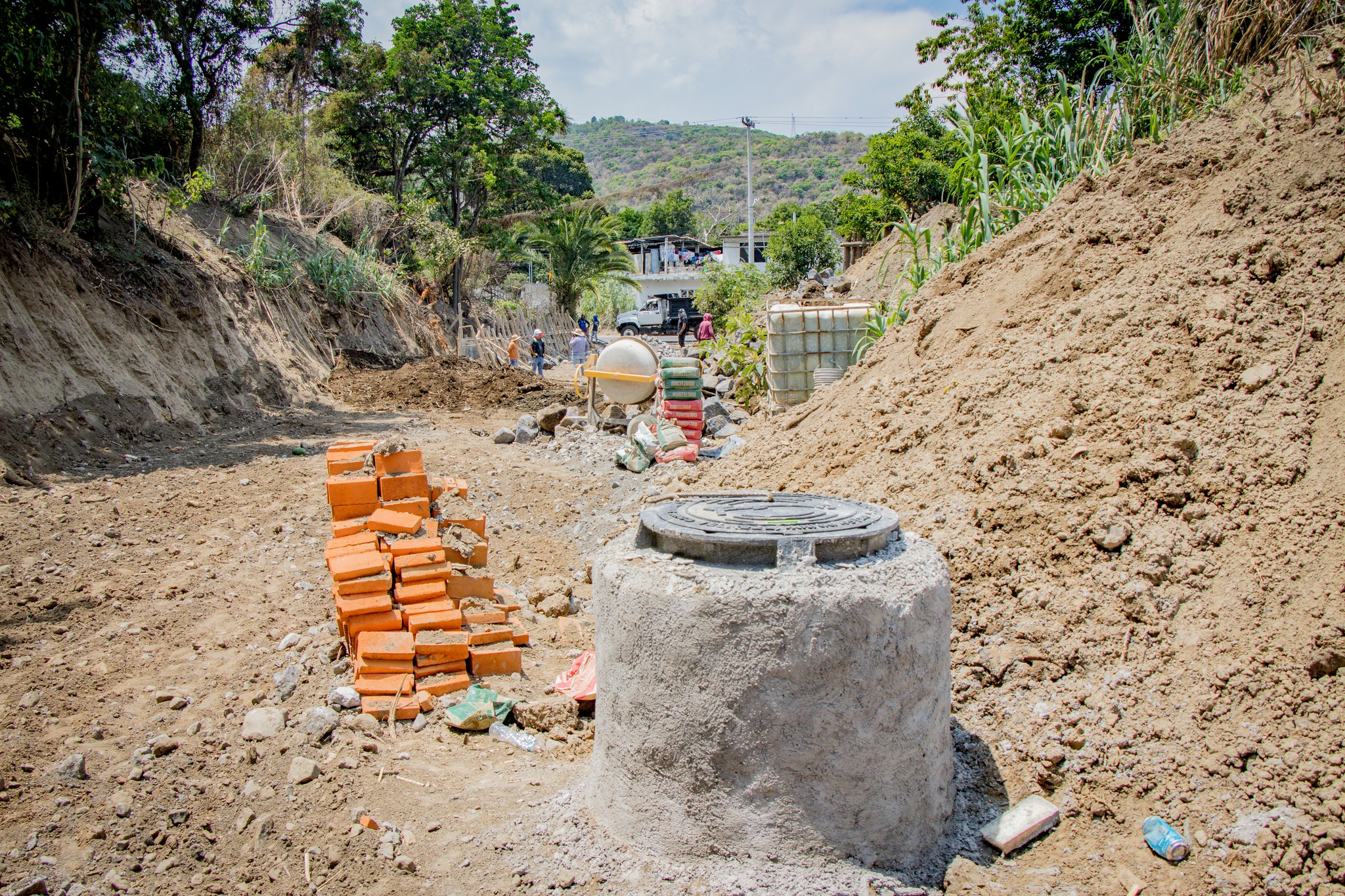Trabajos de rehabilitación de la red de drenaje sanitario en el paraje Barranquilla del Barrio de Xaxalpa, municipio de Tochimilco.
