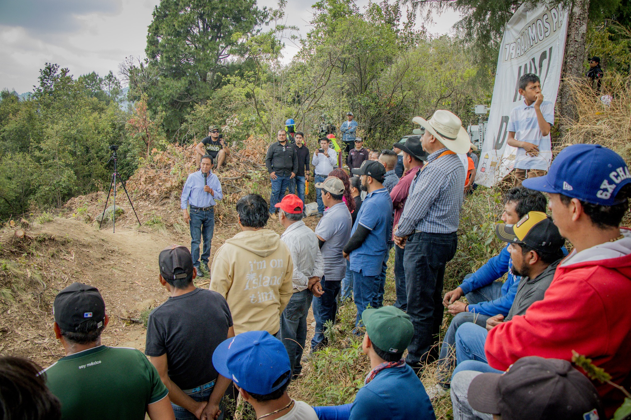 Inicio de obra para la instalación de una antena repetidora que ampliará la cobertura de señal telefónica en Santa Catalina Cuilotepec, Tochimilco.