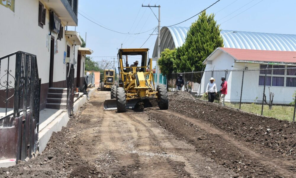Maquinaria trabaja en la construcción y pavimentación de la calle Morelos en San Antonio Cuautla, Huaquechula, Puebla.
