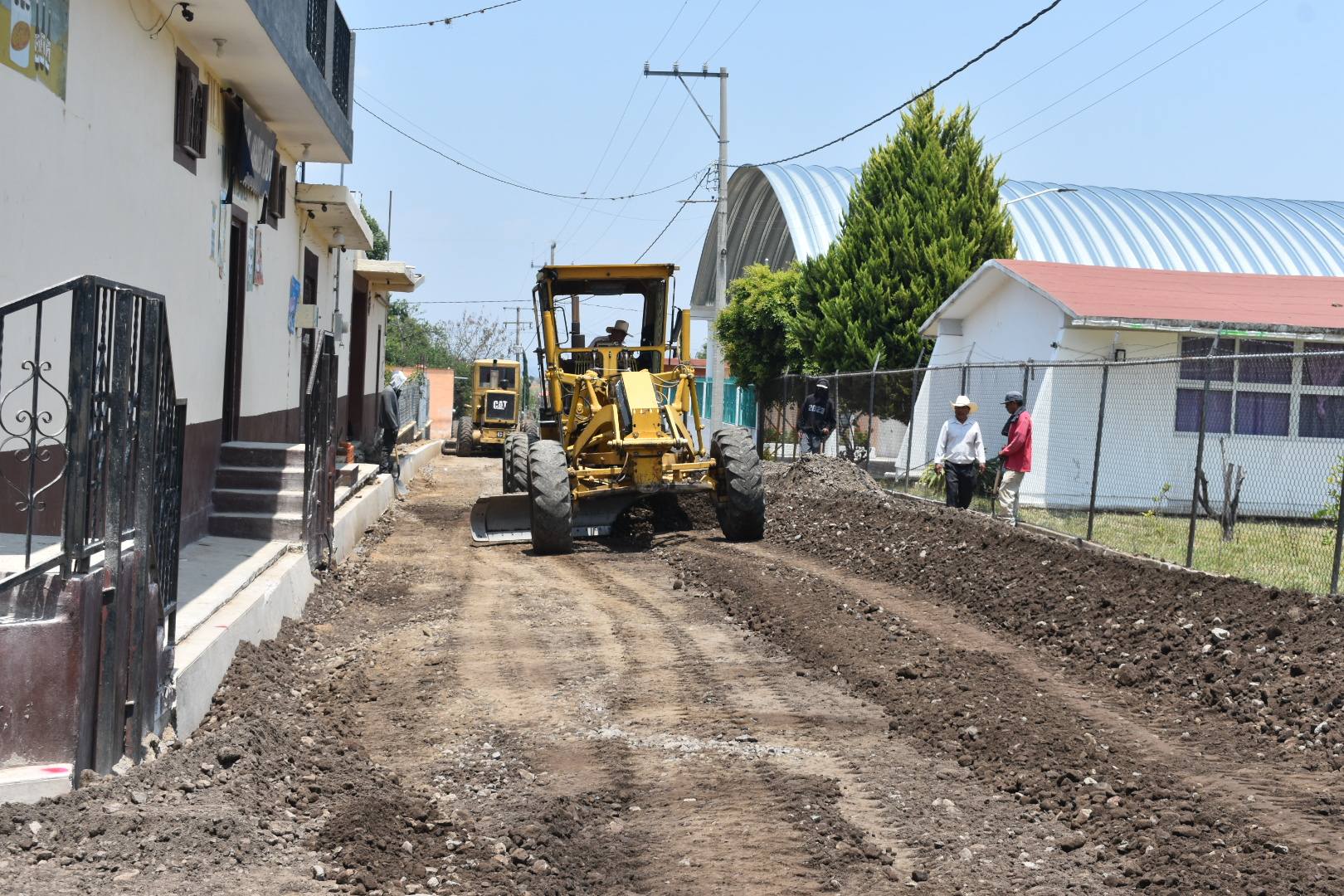 Maquinaria trabaja en la construcción y pavimentación de la calle Morelos en San Antonio Cuautla, Huaquechula, Puebla.