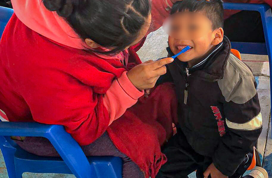 Plática de higiene bucal para madres y padres de familia en el Centro de Educación Preescolar Indígena Narciso Mendoza de San Miguel Tecuanipa, Tochimilco.